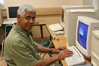 hombre escribiendo en la computadora